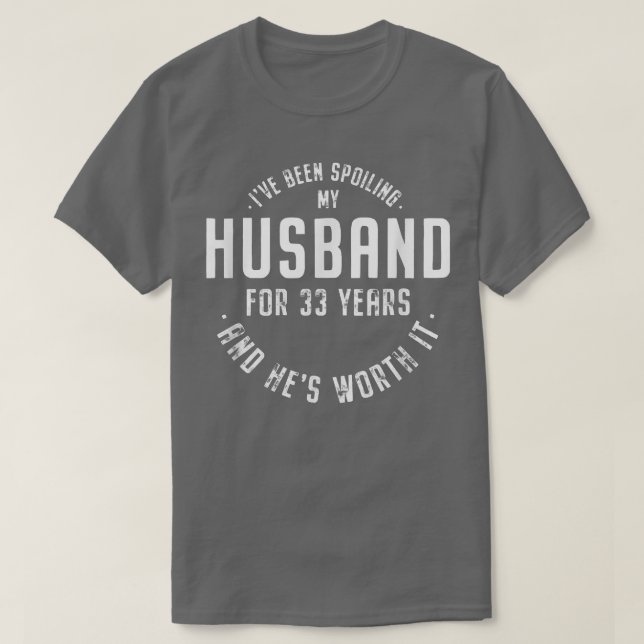 Camiseta Viendo a su marido durante 33 años. Vale la pena. (Diseño del anverso)