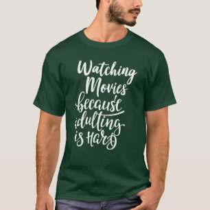 Camiseta Viendo películas porque ser adulto es difícil amig