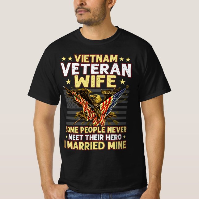 CAMISETA VIETNAM VETERAN ESPOSA ALGUNAS PERSONAS NUNCA CONO (Anverso)