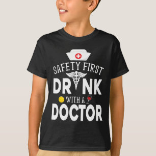 Camiseta Vino De Seguridad Primero De Beber Con Un Médica E