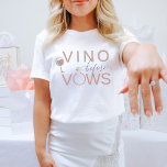 Camiseta Vino de Vino FRANCA Antes De La Bachelorette<br><div class="desc">Esta camiseta tiene una tipografía rosa y un bonito color rosa con el dicho "Vino antes de los votos". Este té combina a la perfección con el tee de "it's wine'' para una divertida y cohesionada fiesta de soltería con temática de vino.</div>