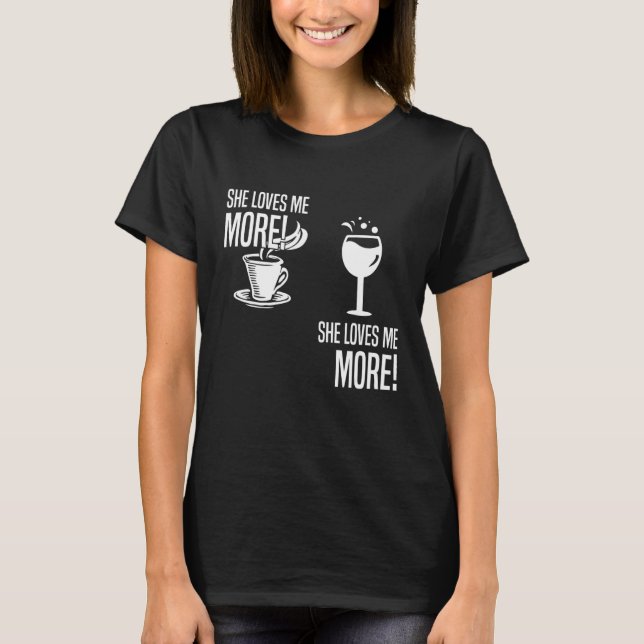 Camiseta Vino Vs Café Me Ama Más Café De Vino (Anverso)