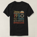 Camiseta Vintage 1950 70th Birthday Gift de 70 años<br><div class="desc">Idea Vintage 1950 70th Birthday Gifts For Men Age Setenta Años Nacidos En 1950 Mejor Regalo De 70 Años Para Los 70º Cumpleaños Citas Graciosas De Cumpleaños Regalos De Cumpleaños Para Sus Conjuntos De Cumpleaños Para Hombres Mujeres De Cumpleaños Ideas Actuales Número De Cumpleaños cestas de regalo Día Ropa de...</div>
