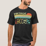 Camiseta Vintage 1962 60th Birthday Gift Men Mujeres 60 año<br><div class="desc">Vintage 1962 60th Birthday Gift Men Mujeres 60 Years Old Gifts .meme, divertido, memes, cool, humor, internet, chiste, perro, diversión, regalo, cumpleaños, abuela, hilarante, música, gato, lindo, idea de regalo, chistes, cita, retro, navidades, cómic, historia genial, broma, dank meme, meme, geek, humorístico, humor, idea, nerd, estilo, estética, animal, comportamiento, regalo...</div>