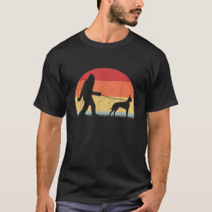 Camiseta Vintage Bigfoot Walking Great Dane Dog Sasquatch F