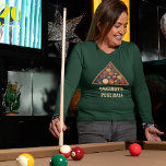 Camiseta Vintage Billiard Balls Personalizado Mesa de billa<br><div class="desc">Este gráfico de manga larga está listo para ser personalizado con su propio texto personalizado. Su texto aparece en letras de color marfil bajo mi ilustracion de estilo realista de un conjunto de bolas de billar de época. Añade tu propio lema para crear un regalo especial para los jugadores de...</div>