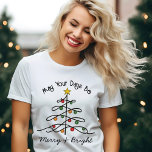Camiseta Vintage Charm Christmas Tree Merry & Bright<br><div class="desc">Presentamos nuestra camiseta de la Vieja Charm Christmas Tree, la manera perfecta de celebrar la temporada! Esta carta, elaborada con un toque nostálgico, presenta un diseño minimalista, mostrando un dibujo de una línea de inspiración vintage de un árbol de Navidad adornado con adornos y coronado con una estrella brillante. La...</div>