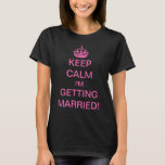 Camiseta Vintage Keep Calm ¡Me voy a casar!<br><div class="desc">Ilustración vintage inglesa diseño Keep Calm and Carry On alterado para la futura novia. ¡Keep Calm I'm Getting Married! Completo con una corona rosa real,  cada novia debería sentirse como una princesa. ¡Felicidades! Una forma divertida de hacer saber a tus amigos y familiares que te vas a casar.</div>