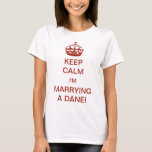Camiseta Vintage Mantengan la calma, ¡me estoy casando con<br><div class="desc">Ilustracion Vintage Inglés Mantengan la calma y sigan el diseño modificado para que la nueva novia sea! ¡Tranquilo, me estoy casando con un danés! Con una corona real, cada novia debería sentirse como una princesa. ¡Enhorabuena! Una manera divertida de hacer saber a tus amigos y familia que te estás casando....</div>