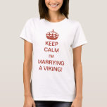 Camiseta Vintage Mantengan la calma, ¡me estoy casando con<br><div class="desc">Ilustracion Vintage Inglés Mantengan la calma y sigan el diseño modificado para que la nueva novia sea! ¡Calma, me estoy casando con un Viking! Con una corona real, cada novia debería sentirse como una princesa. ¡Enhorabuena! Una manera divertida de hacer saber a tus amigos y familia que te estás casando....</div>