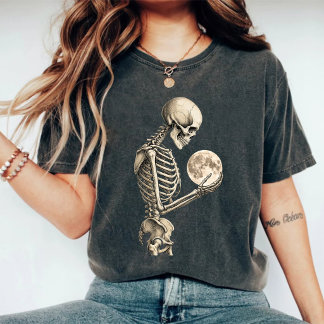 Camiseta Vintage Moonlight Skeleton Holding Full Moon Gothi