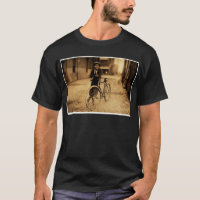 Vintage Sepia Kid Smope Pipe se inclina en bicicle