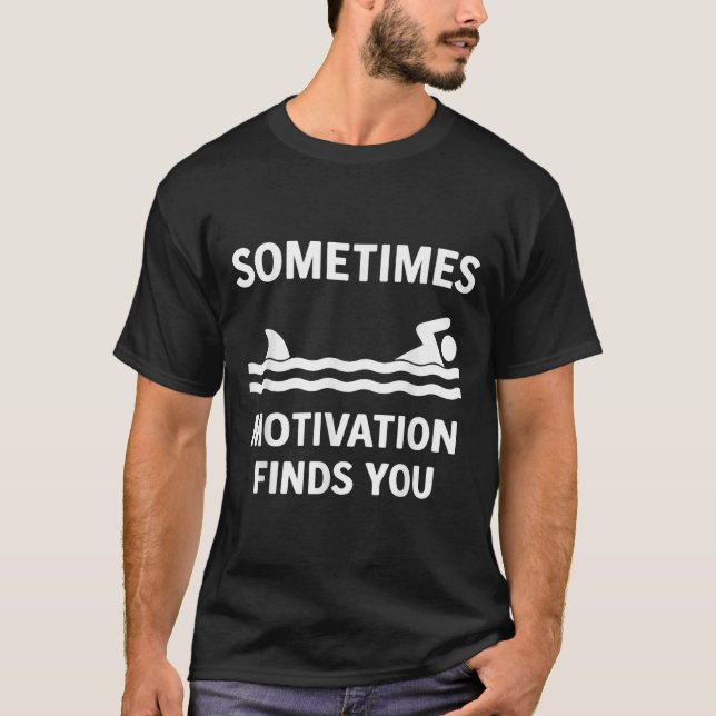 Camiseta Vintage Sometimes Motivation Finds You Tee - Funny (Anverso)