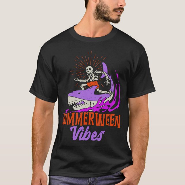 Camiseta Vintage Summerween Vibes Skeleton Riding a Shark (Anverso)
