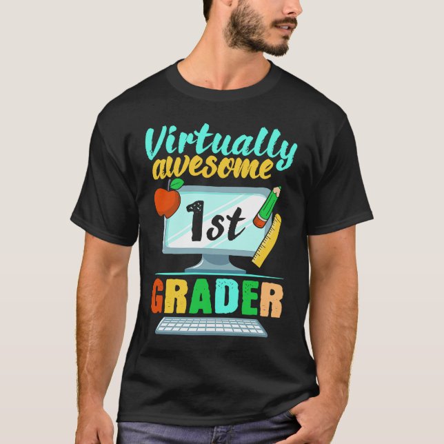 Camiseta Virtually Awesome 1st Grader Virtual Learning Home (Anverso)
