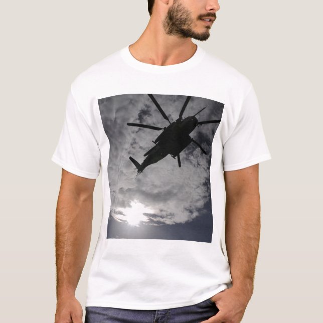 Camiseta Vista de ángulo bajo de un CH-53E (Anverso)