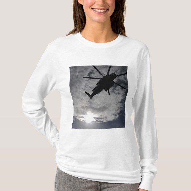 Camiseta Vista de ángulo bajo de un CH-53E (Anverso)
