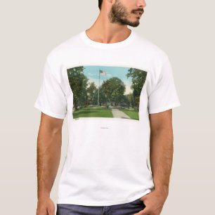 Camiseta Vista de la asta de bandera en el parque de la