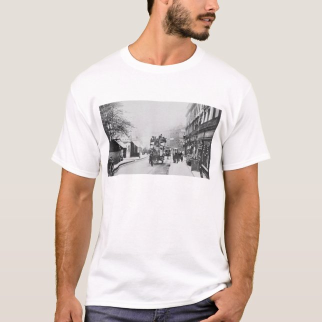 Camiseta Vista de la calle de la iglesia, Kensington c.1906 (Anverso)