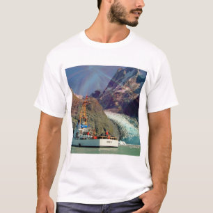 Camiseta Vista de la montaña en Alaska con barco