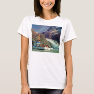 Camiseta Vista de la montaña en Alaska con barco