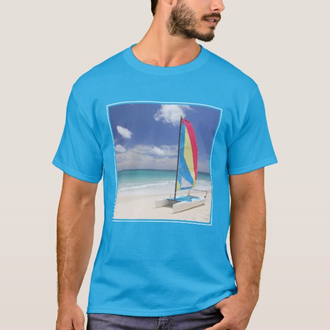Camiseta Vista de la playa con velero (Anverso)