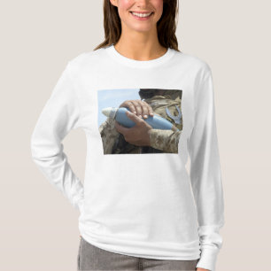 Camiseta Vista de primer plano de un soldado acribillando u