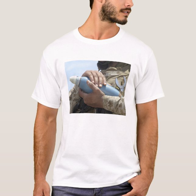 Camiseta Vista de primer plano de un soldado acribillando u (Anverso)
