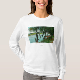 Camiseta Vista de un aterrizaje del barco en el río ruso