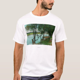 Camiseta Vista de un aterrizaje del barco en el río ruso