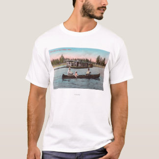 Camiseta Vista de un barco de casa en el lago