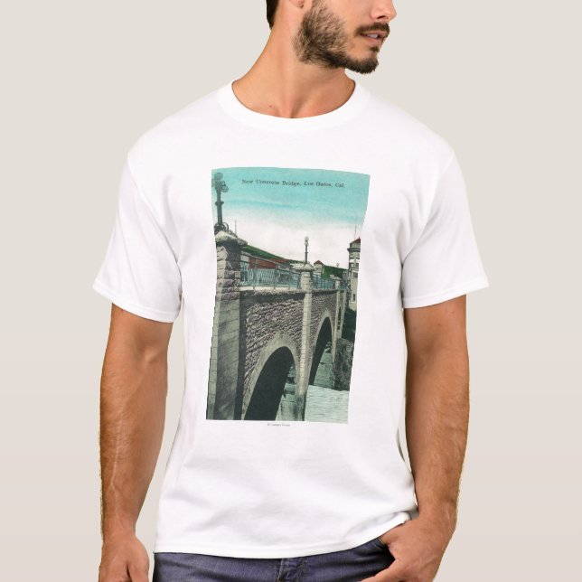 Camiseta Vista de un BridgeLos concreto Gatos, CA (Anverso)