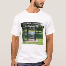 Camiseta Vista de un lago de un pequeño pueblo