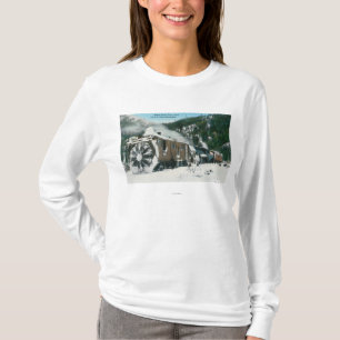 Camiseta Vista de un quitanieves rotatorio en las montañas