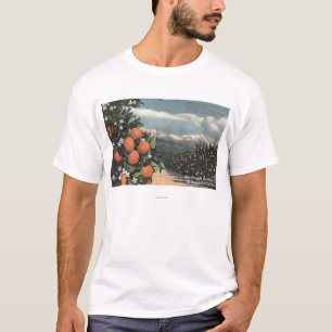 Camiseta Vista de una huerta anaranjada con las montañas