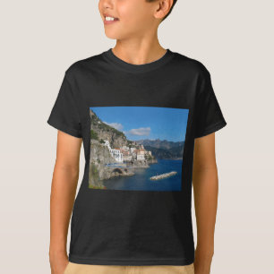 Camiseta Vista distante de Atrani en la costa de Amalfi