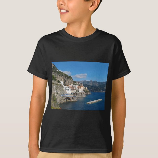 Camiseta Vista distante de Atrani en la costa de Amalfi (Anverso)