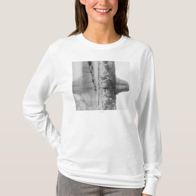 Camiseta Vista distante de la torre del diablo con agua en (Anverso)