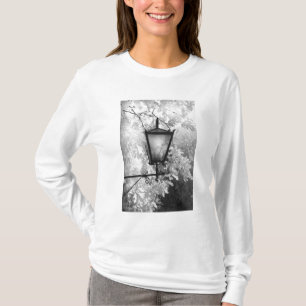 Camiseta Vista en blanco y negro de una luminaria