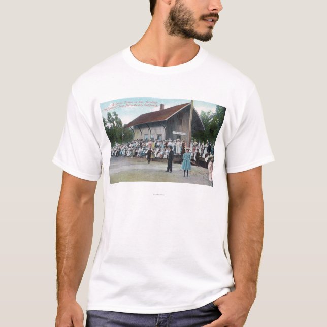 Camiseta Vista exterior de la estación de ferrocarril en (Anverso)