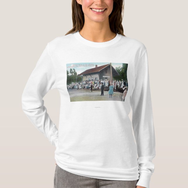 Camiseta Vista exterior de la estación de ferrocarril en (Anverso)