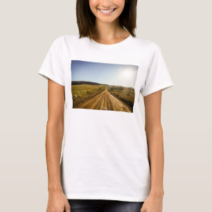 Camiseta Vista general de un camino de la montaña con Sun