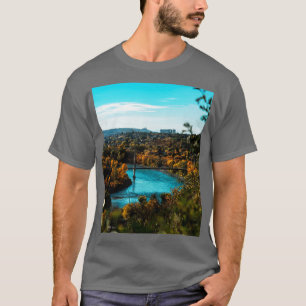 Camiseta Vista Otoñal Escénica De Un Puente Metálico En Ban