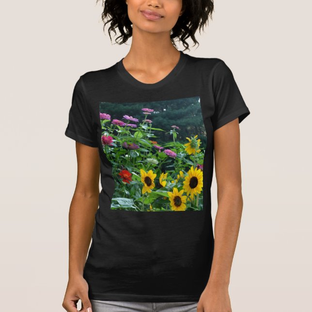 Camiseta Vistas al jardín- girasol, margaritas, cosmos, pin (Anverso)