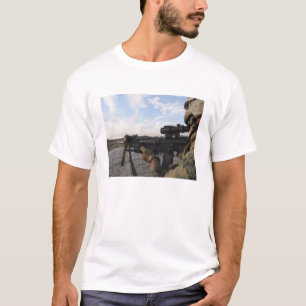Camiseta Vistas de un soldado adentro a encender en una