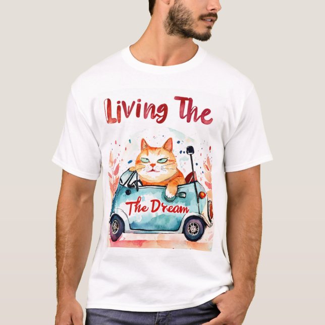 Camiseta Viviendo el sueño: Gato Chubby en un auto pequeño  (Anverso)