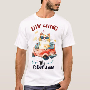 Camiseta Viviendo el sueño: Gato Chubby en un auto pequeño 