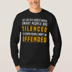 Camiseta Vivimos En Un Mundo Donde Las Personas Inteligente