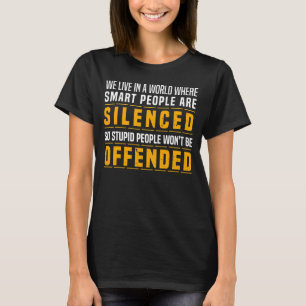 Camiseta Vivimos En Un Mundo Donde Las Personas Inteligente