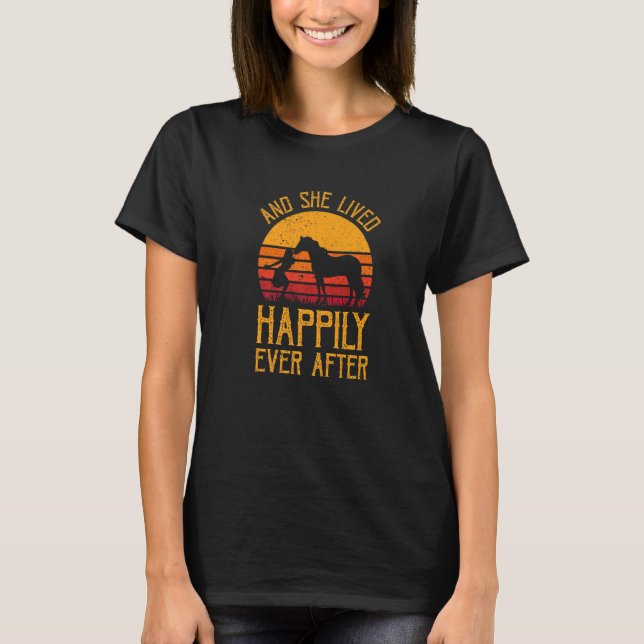 Camiseta Vivió Feliz Después De Amar Su Ridin Caballo (Anverso)